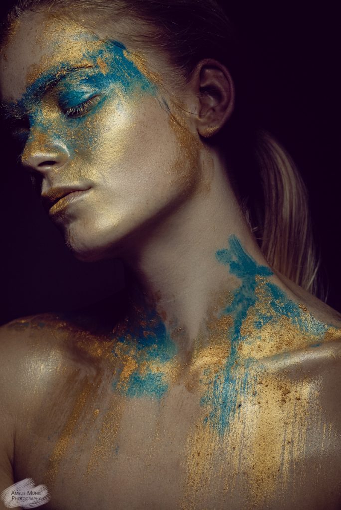 starkes-Portrait-einer-Frau-mit-Farbe