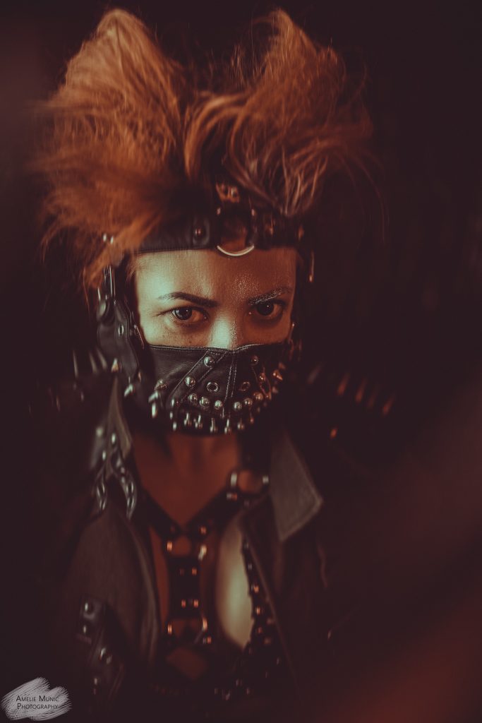 Portrait-einer-frau-mit-maske