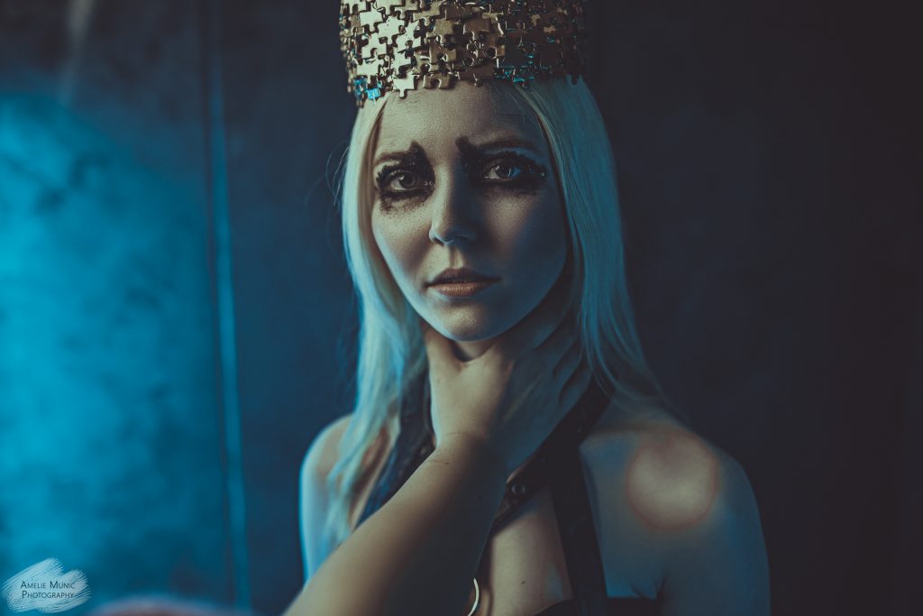 portrait-einer-frau-mit-krone