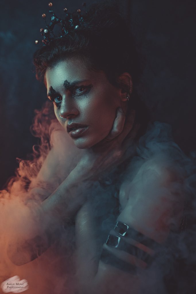 portrait-einer-frau-mit-krone-und-neonlicht-und-nebel