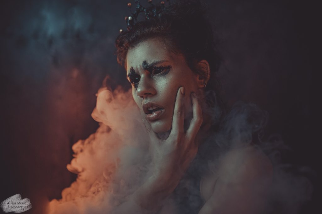 portrait-einer-frau-mit-krone-und-neonlicht-und-nebel
