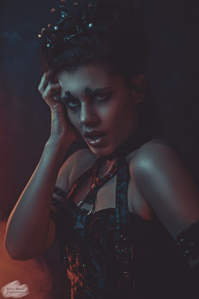 portrait-einer-frau-mit-krone-und-neonlicht-und-nebel