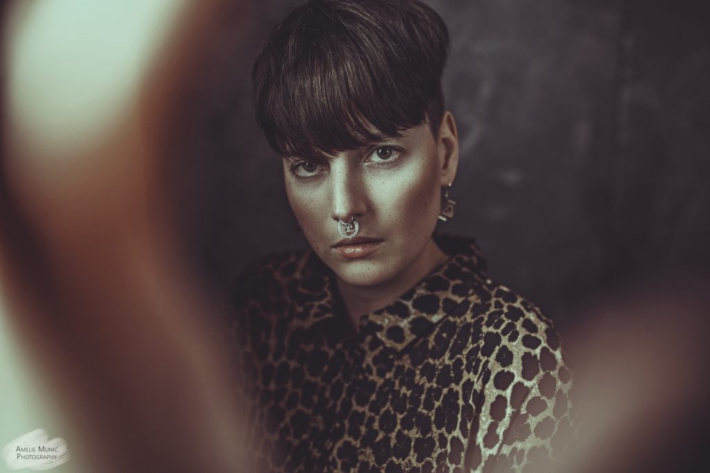natürliches-portrait-einer-frau-mit-septum-im-studio
