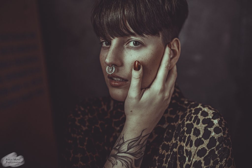 natürliches-portrait-einer-frau-mit-septum-im-studio