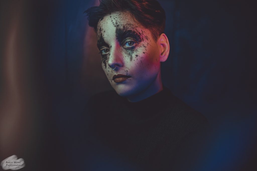portrait-einer-frau-mit-farbe-und-pigmenten-und-farbigem-licht