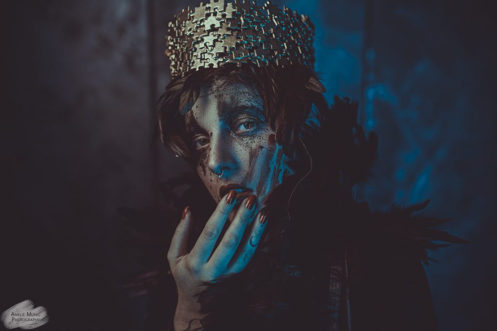 portrait-einer-frau-mit-farbe-und-pigmenten-und-farbigem-licht