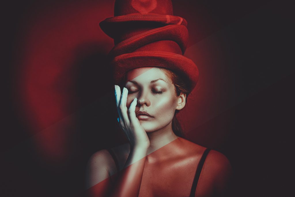 portrait-einer-frau-mit-roten-hüten-und-herzen