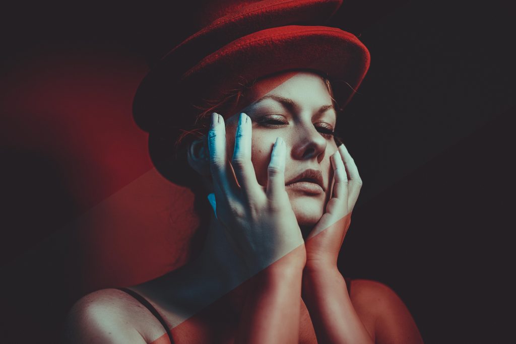 portrait-einer-frau-mit-roten-hüten-und-herzen