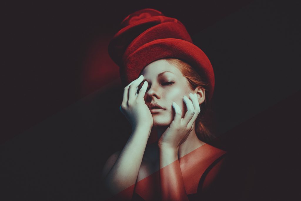 portrait-einer-frau-mit-roten-hüten-und-herzen