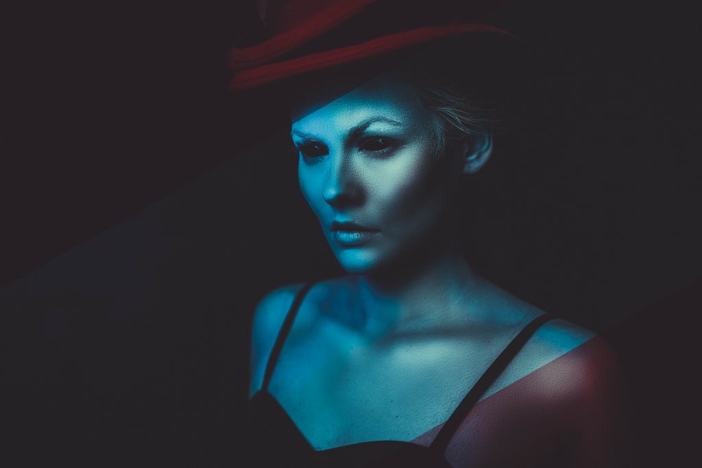 portrait-einer-frau-mit-roten-hüten-und-herzen
