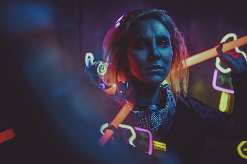 portrait-einer-frau-im-cyper-punk-stil-mit-neonlicht