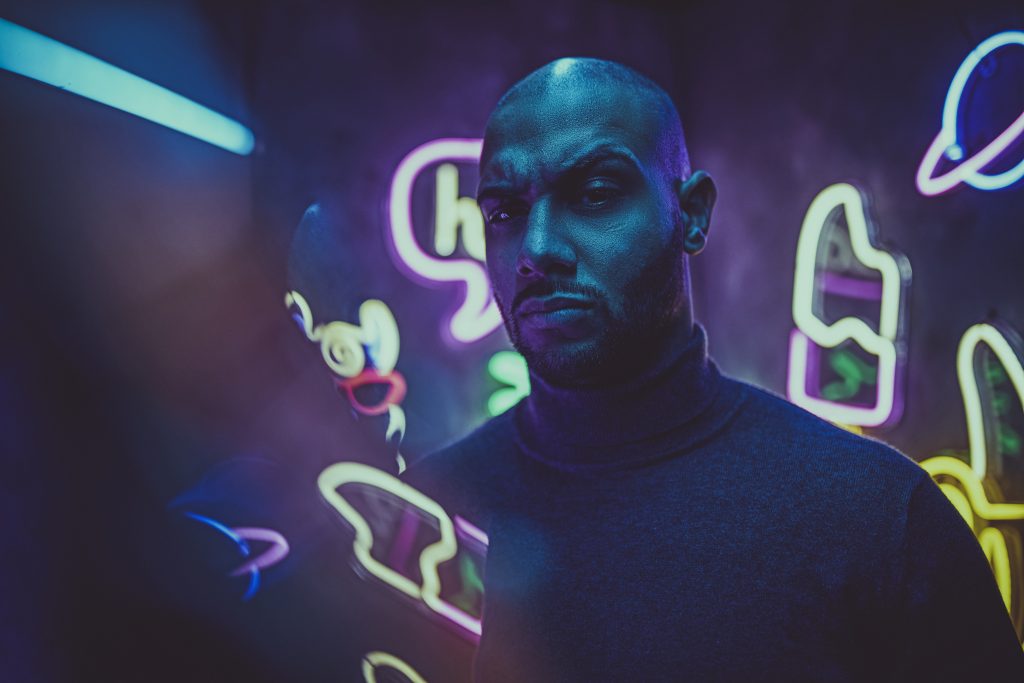 portrait-eines-mannes-im-cyper-punk-stil-mit-neonlicht