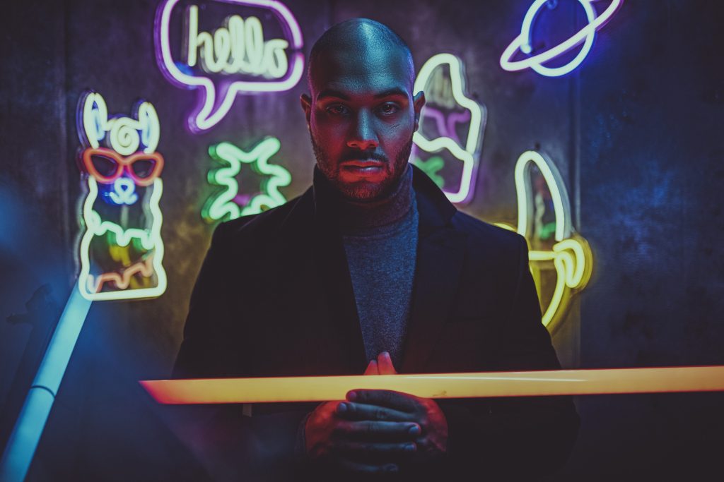 portrait-eines-mannes-im-cyper-punk-stil-mit-neonlicht