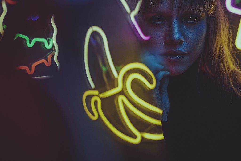 portrait-einer-frau-im-cyper-punk-stil-mit-neonlicht