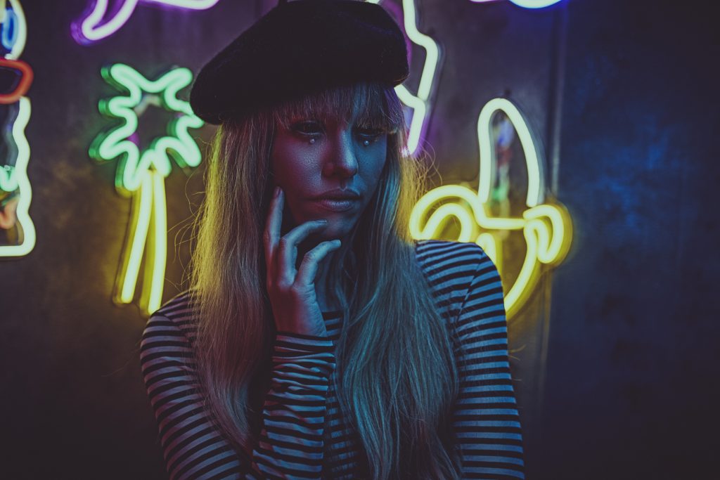 portrait-einer-frau-im-cyper-punk-stil-mit-neonlicht