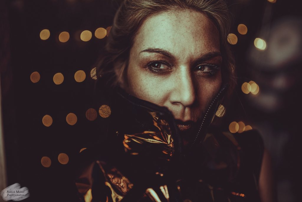 düsteres-portrait-einer-frau-mit-lichterketten