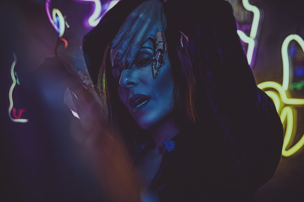 portrait-einer-frau-im-cyper-punk-stil-mit-neonlicht