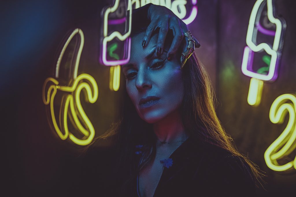 portrait-einer-frau-im-cyper-punk-stil-mit-neonlicht