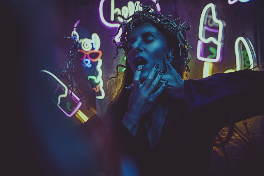portrait-einer-frau-im-cyper-punk-stil-mit-neonlicht