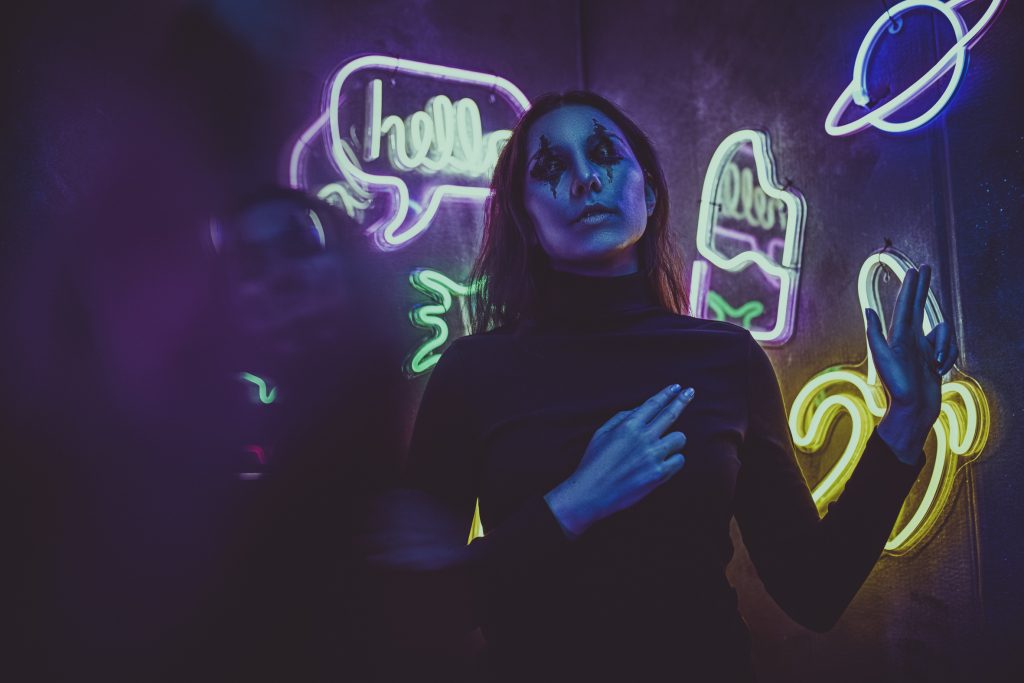portrait-einer-frau-im-cyper-punk-stil-mit-neonlicht