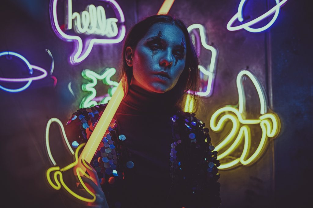 portrait-einer-frau-im-cyper-punk-stil-mit-neonlicht