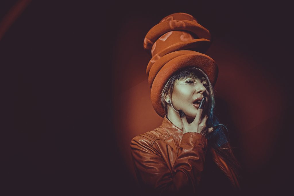 -bild-einer-frau-in-rot-mit-hüten