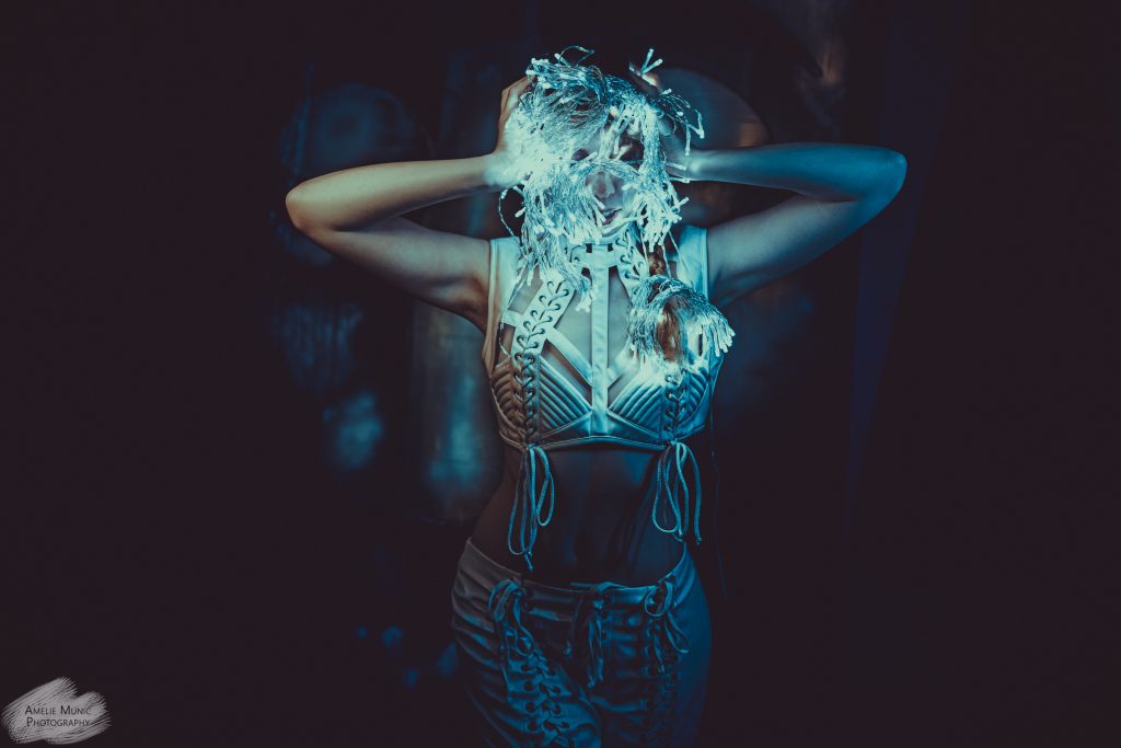 düsteres-portrait-einer-frau-mit-lichterketten
