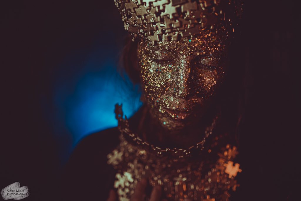 düsteres-portrait-einer-frau-mit-glitzer