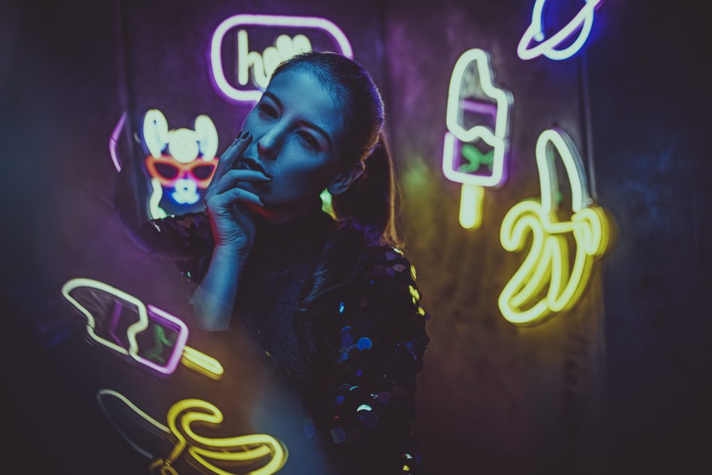 portrait-einer-frau-im-cyper-punk-stil-mit-neonlicht