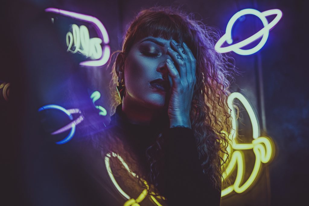 portrait-einer-frau-im-cyper-punk-stil-mit-neonlicht