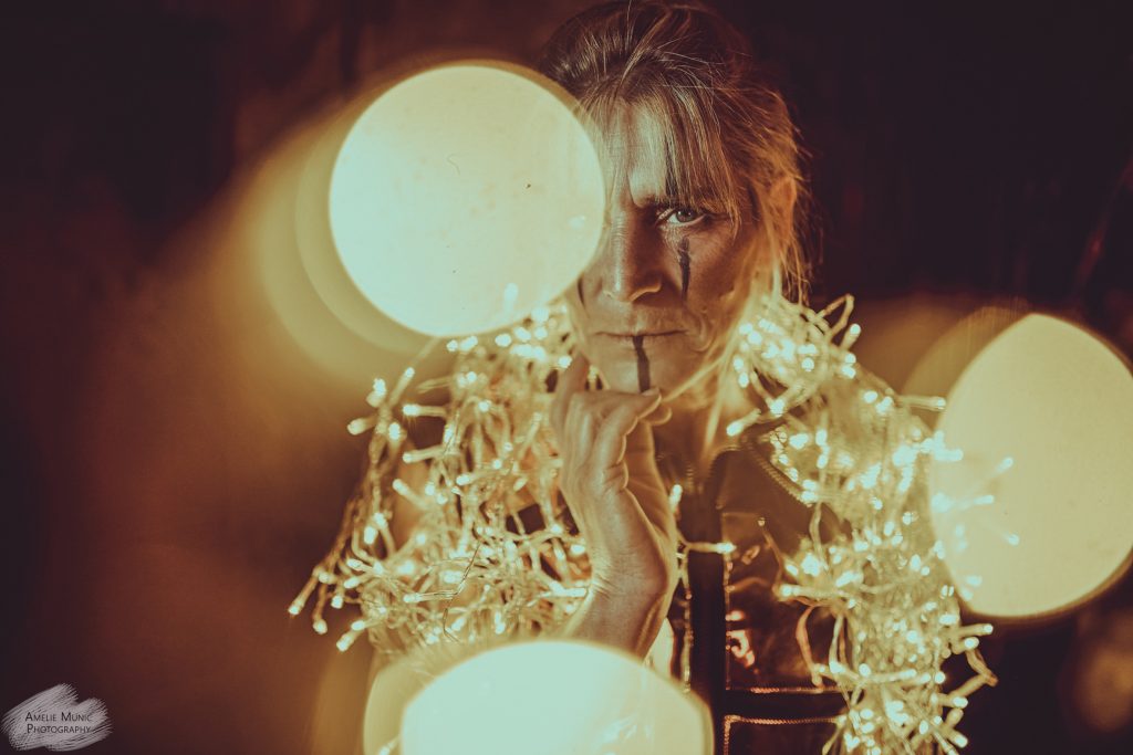 düsteres-portrait-einer-frau-mit-lichterketten