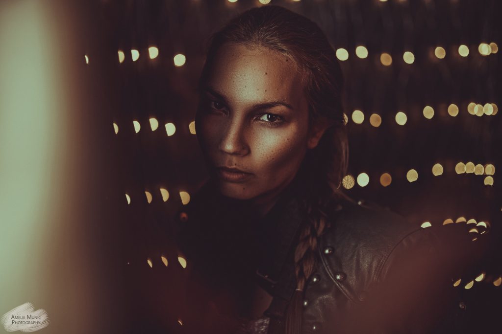 düsteres-portrait-einer-frau-mit-lichterketten