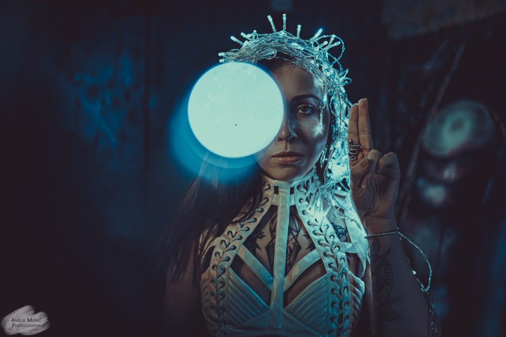 düsteres-portrait-einer-frau-mit-lichterketten
