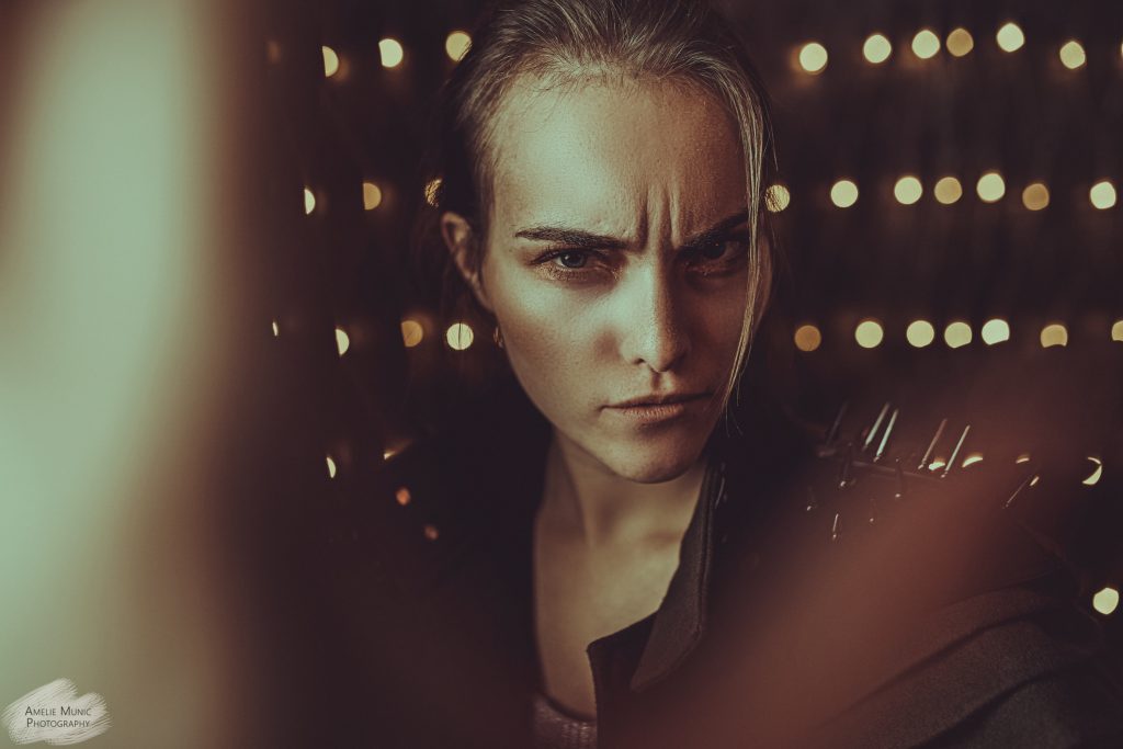 düsteres-portrait-einer-frau-mit-lichterketten