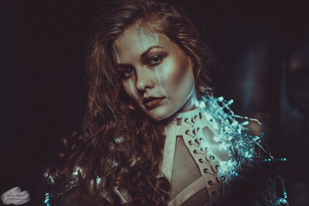 düsteres-portrait-einer-frau-mit-lichterketten