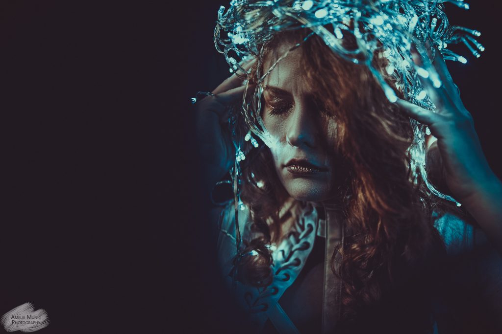 düsteres-portrait-einer-frau-mit-lichterketten