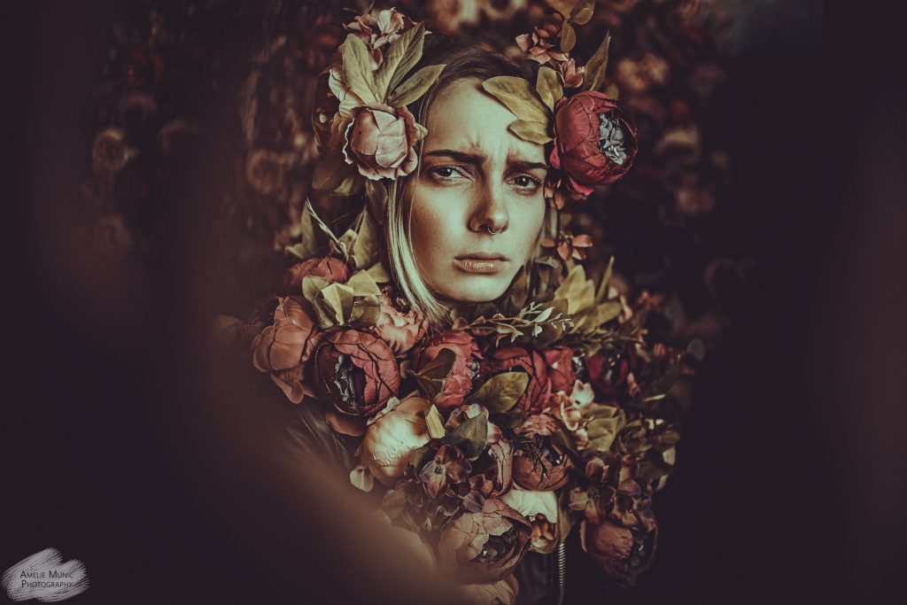 portrait-einer-frau-mit-blumen-märchen