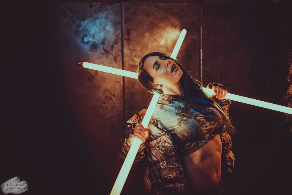 portrait-einer-frau-mit-neonlicht