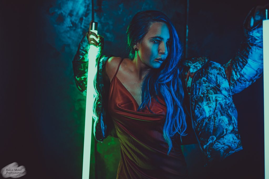 portrait-einer-frau-mit-neonlicht