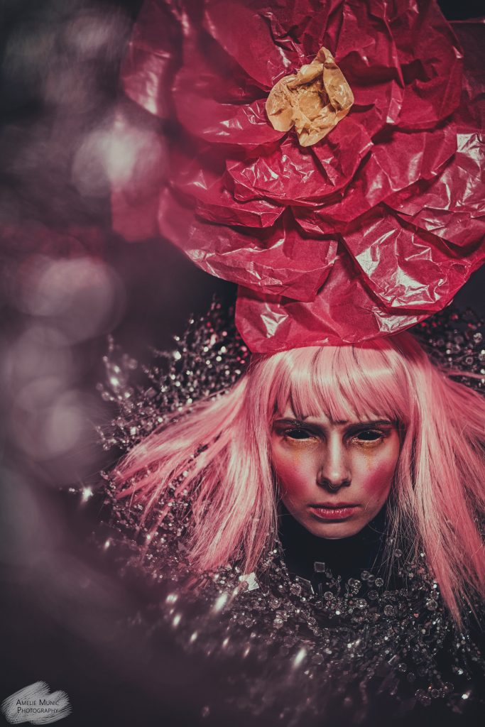 Fashion-Portrait-in-pink-mit-papier-blume