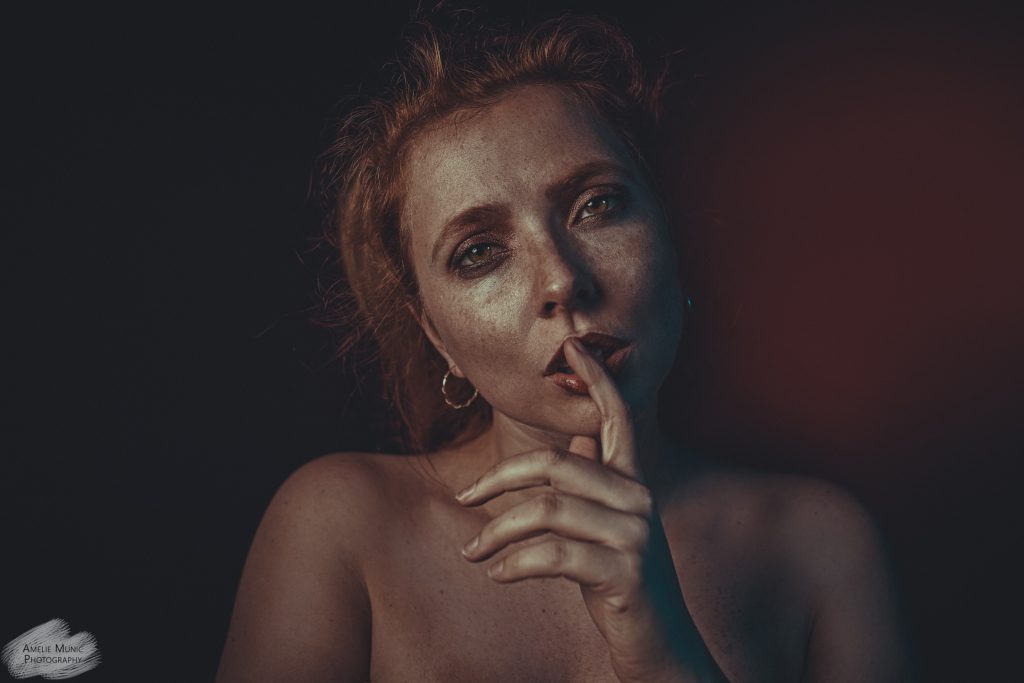 Portrait-einer-rothaarigen-frau