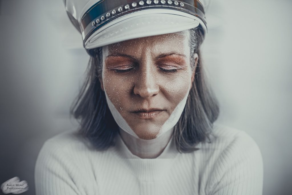 weißes-Portrait-einer-frau-mit-makeup