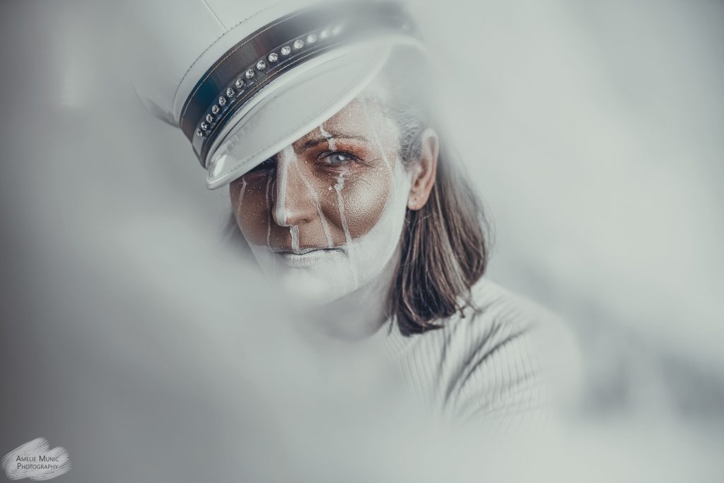weißes-Portrait-einer-frau-mit-makeup