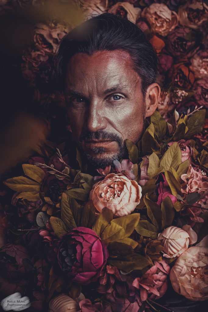 Portrait-eines-mannes-mit-blumen