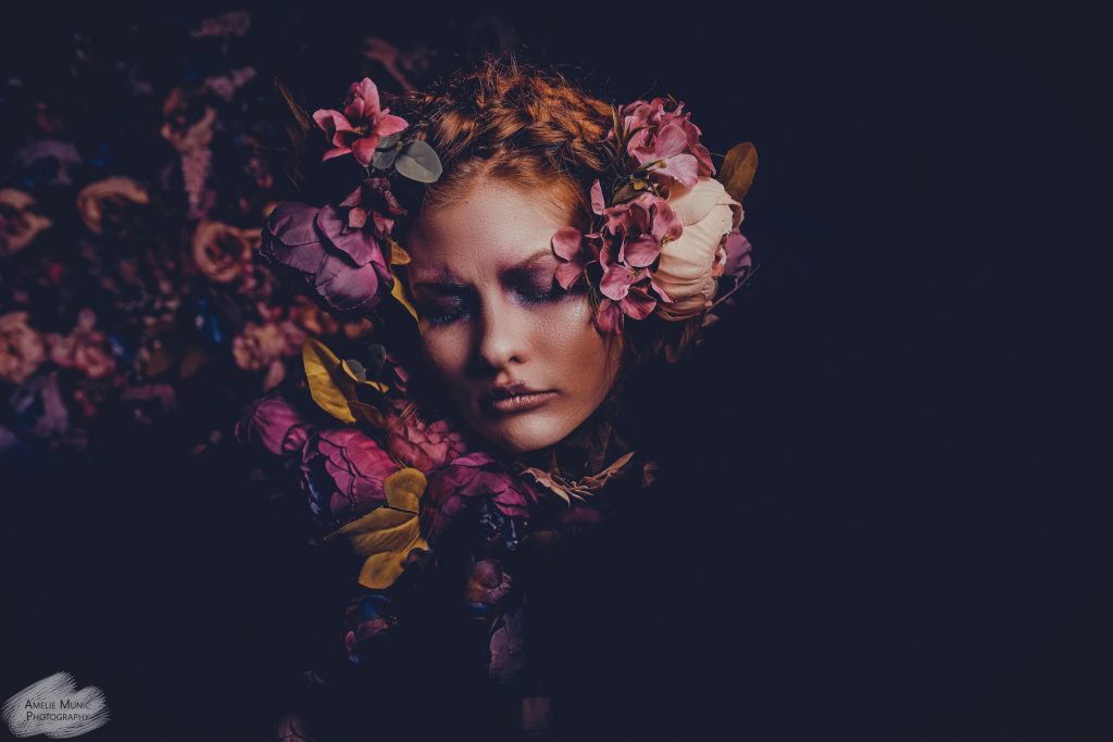 Portrait-einer-frau-mit-blumen-im-studio