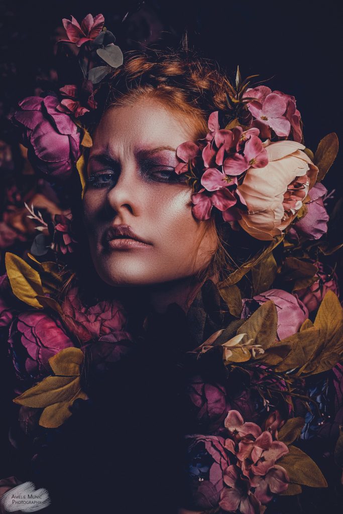 Portrait-einer-frau-mit-blumen-im-studio