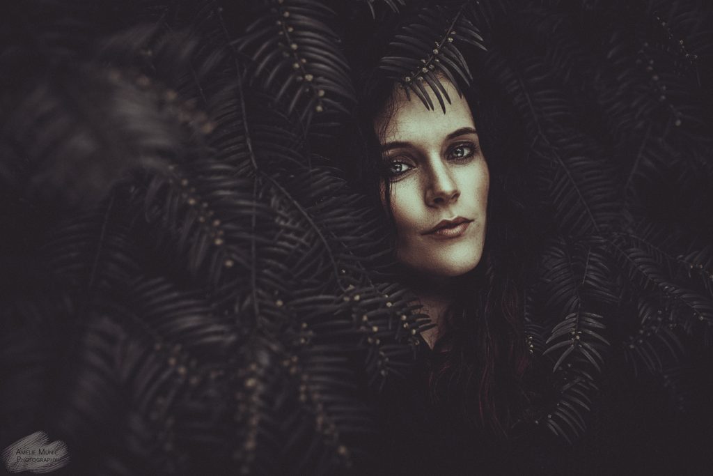 Portrait-einer-Frau-im Wald