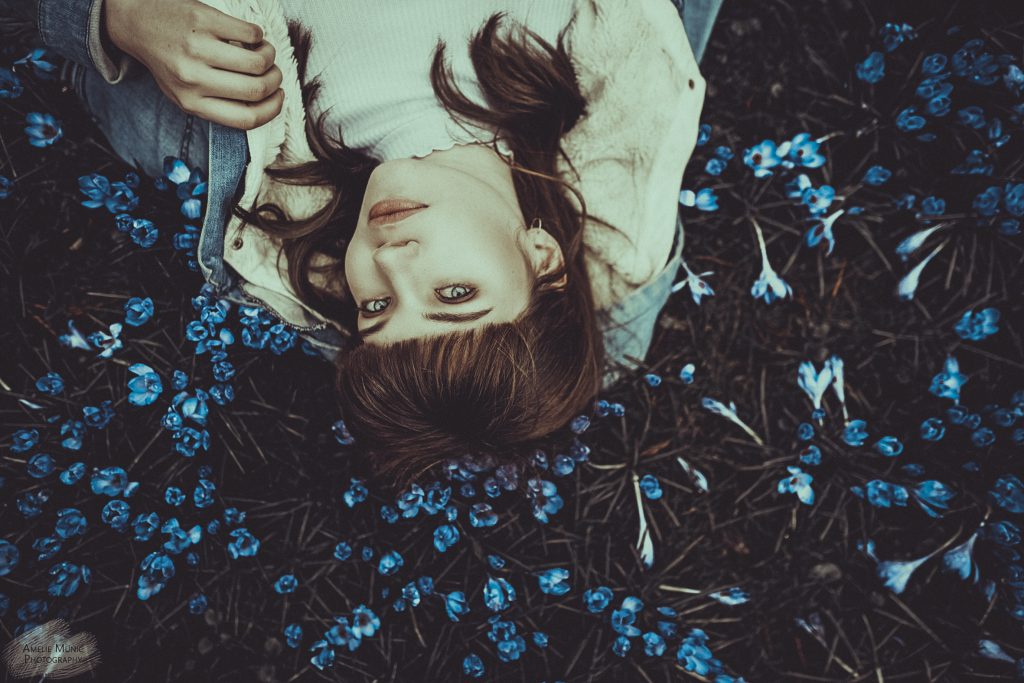 Portrait-einer-Frau-in-Blumen