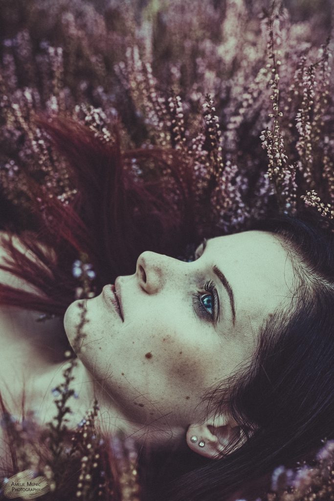 Portrait-einer-Frau-in-Blumen