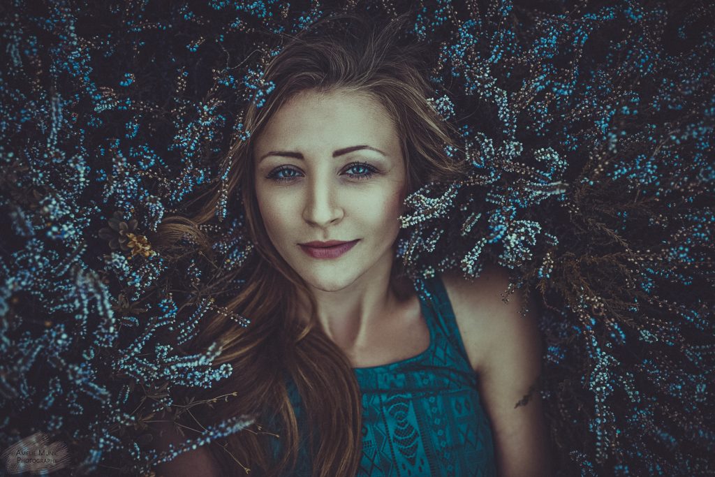 Portrait-einer-Frau-in-Blumen